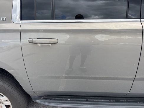 Used 2018 Chevrolet Suburban LT RWD image 32