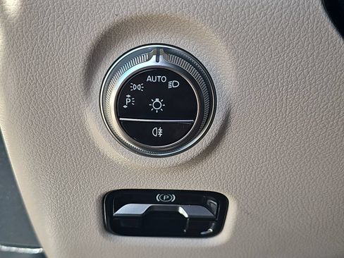 Used 2025 Mercedes-Benz C 300 4MATIC Sedan image 25