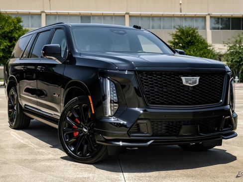 Used 2026 Cadillac Escalade ESV V w/ LPO, ONYX Package AWD/4WD image 25