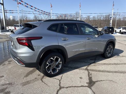 Used 2025 Chevrolet Trax LT w/ LT Convenience Package image 6