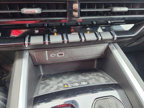 Used 2024 Chevrolet Colorado LT w/ LT Convenience Package II image 39