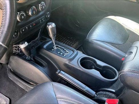 Used 2017 Jeep Wrangler Unlimited Sahara AWD/4WD image 15