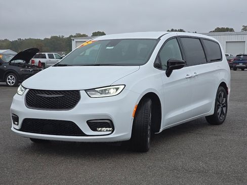 New 2026 Chrysler Pacifica Select image 3