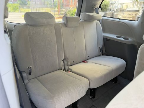 Used 2011 Toyota Sienna LE w/ Towing Pkg FWD image 18