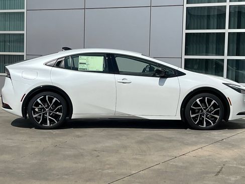 Used 2026 Toyota Prius Plug-In Hybrid FWD image 3