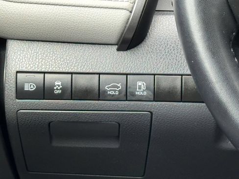 Used 2019 Toyota Camry SE w/ Carpet Mat Package FWD image 19