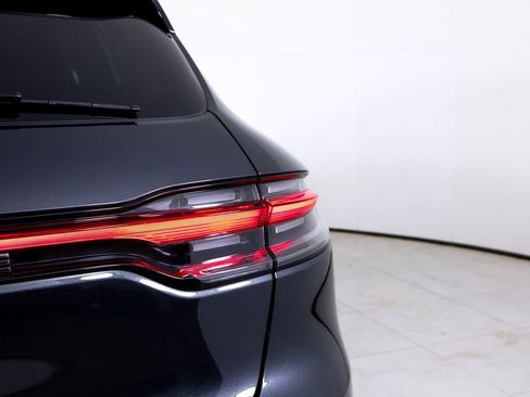 Certified 2025 Porsche Macan AWD/4WD image 10