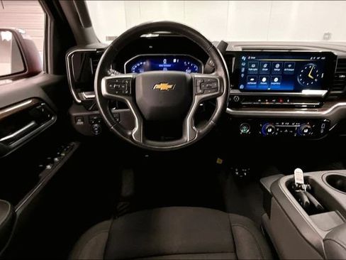 Used 2022 Chevrolet Silverado 1500 LT AWD/4WD image 6