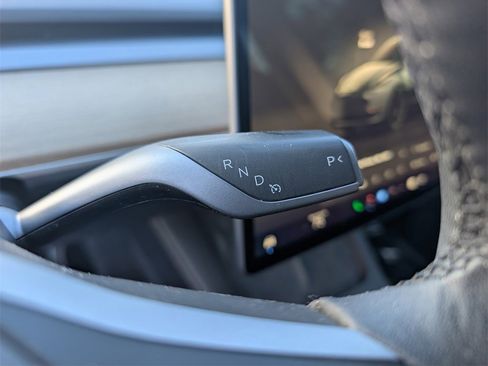 Used 2022 Tesla Model Y Long Range image 24