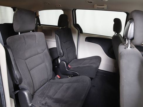 Used 2016 Dodge Grand Caravan SE w/ Quick Order Package 29E SE image 9