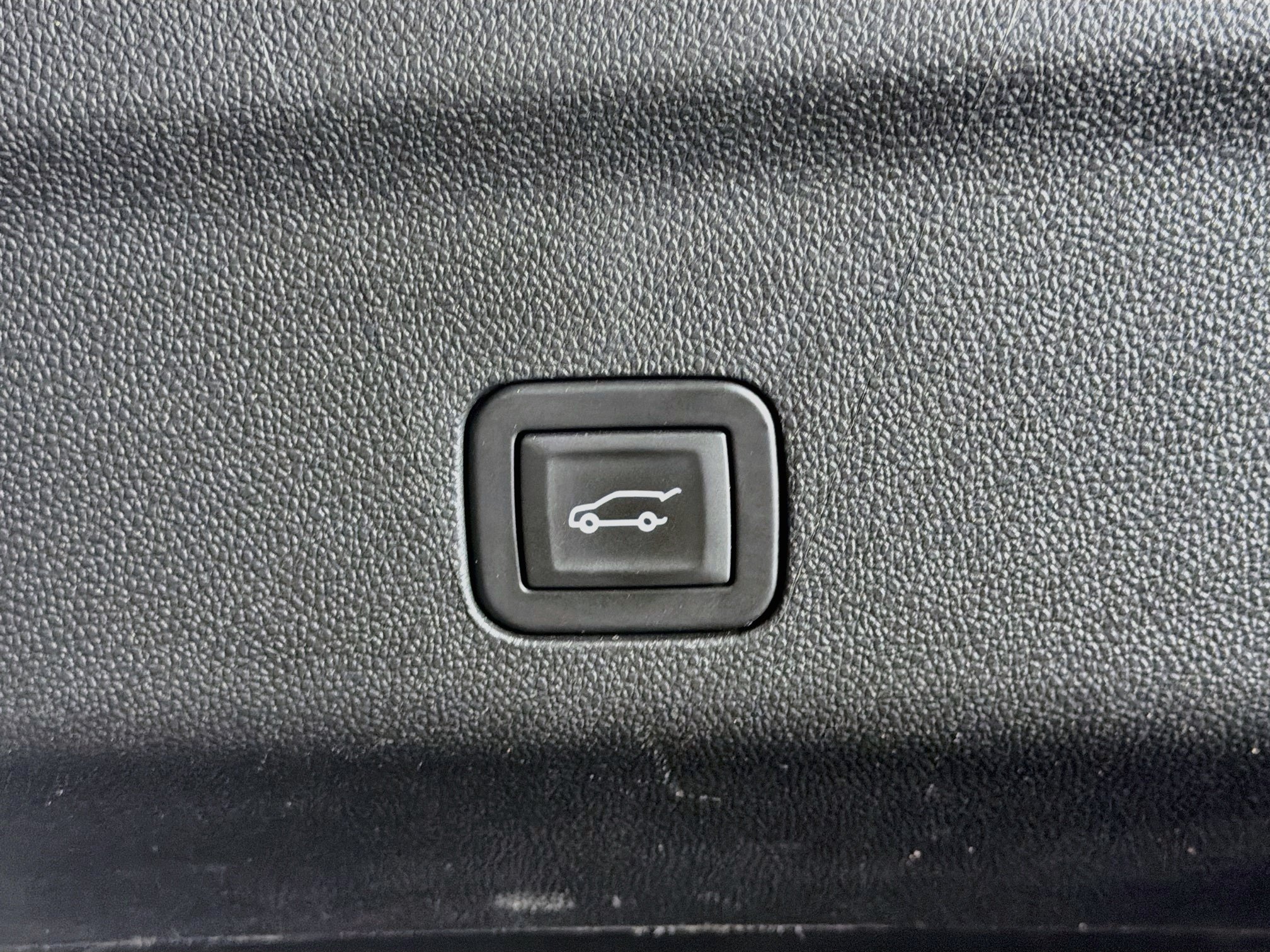 Used 2025 GMC Yukon Denali RWD image 30