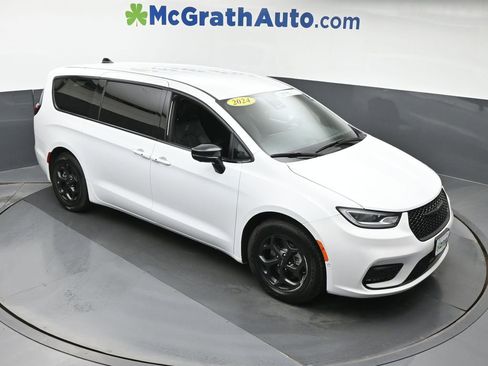 Used 2024 Chrysler Pacifica Select image 3