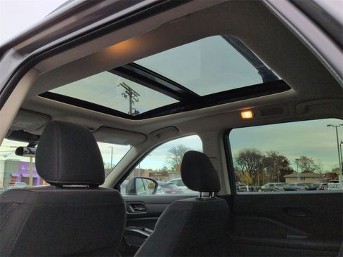 Used 2024 Nissan Pathfinder SV w/ SV Premium Package image 17