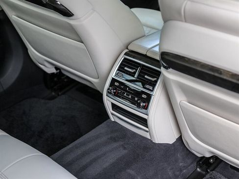 Used 2020 BMW 750i xDrive w/ Executive Package image 25