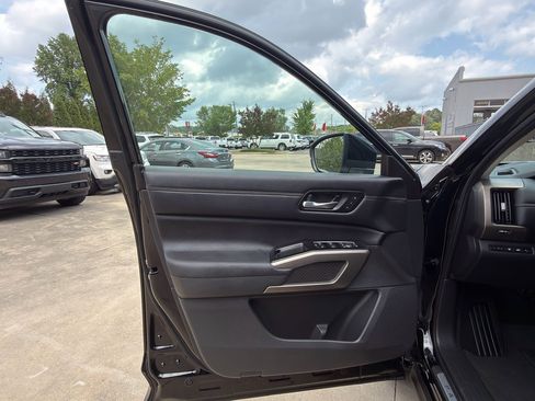 Used 2025 Nissan Pathfinder Platinum FWD image 9
