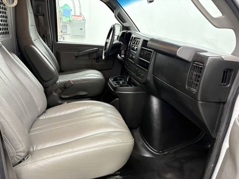 Used 2017 Chevrolet Express 2500 RWD image 19