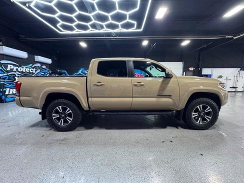 Used 2017 Toyota Tacoma TRD Sport AWD/4WD image 7