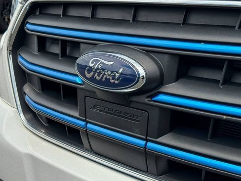 Used 2023 Ford E-Transit RWD image 9