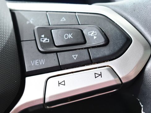 Used 2022 Volkswagen Tiguan SE image 32