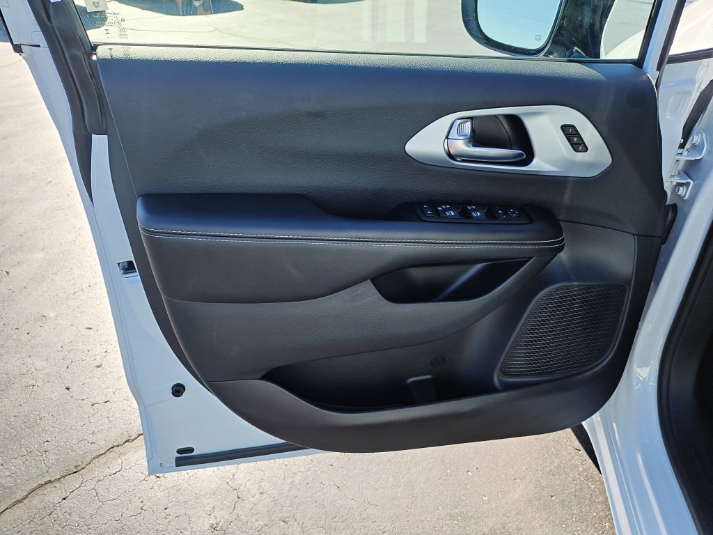 Used 2026 Chrysler Pacifica Limited FWD image 12