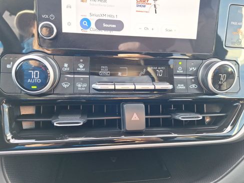 Used 2025 Toyota Highlander XLE image 29