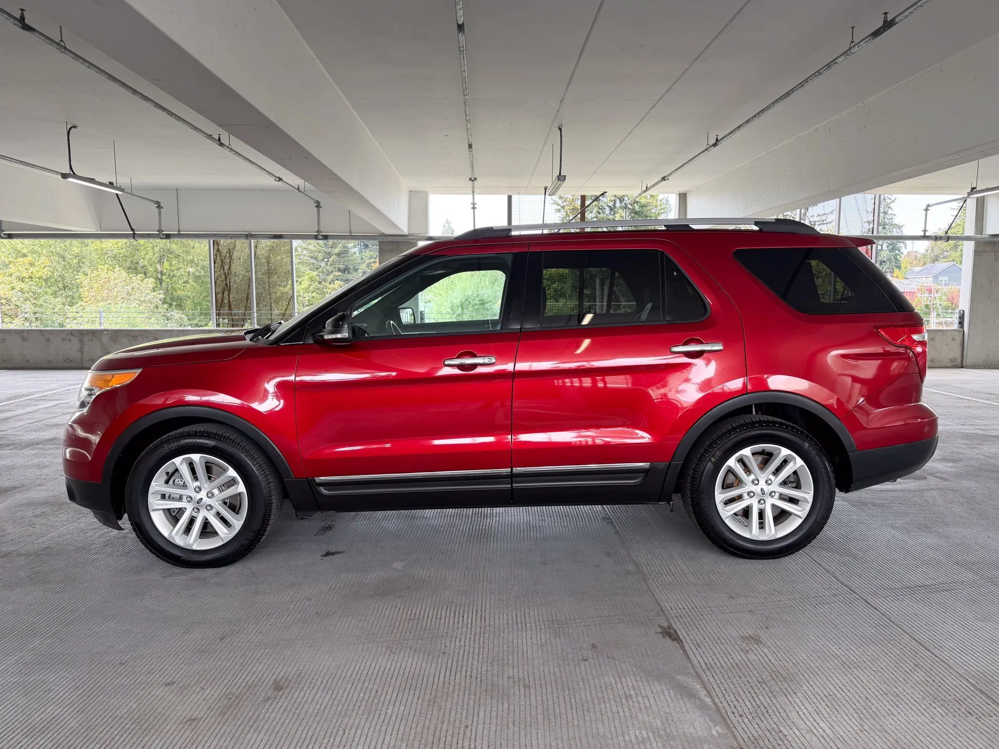 Used 2015 Ford Explorer XLT w/ Equipment Group 202B FWD image 8