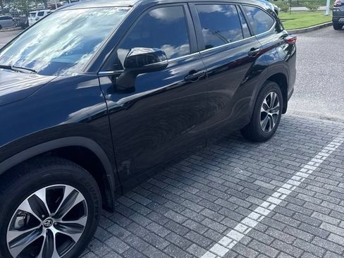 Used 2023 Toyota Highlander XLE FWD image 4