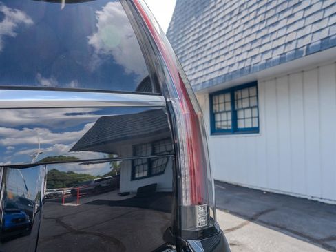 Used 2016 Cadillac Escalade Luxury image 11