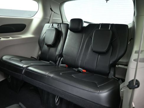 Used 2024 Chrysler Pacifica Touring-L FWD image 10