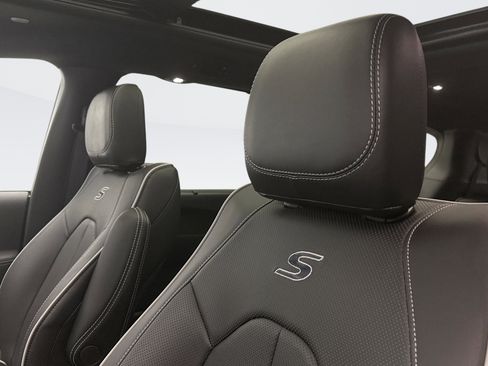 Used 2025 Chrysler Pacifica Limited image 8