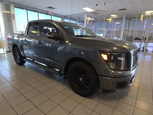 Used 2019 Nissan Titan SV w/ SV Convenience Package image 2