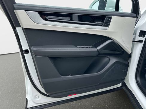 Used 2024 Porsche Cayenne Base image 17