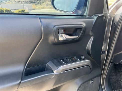 Used 2017 Toyota Tacoma TRD Sport image 19