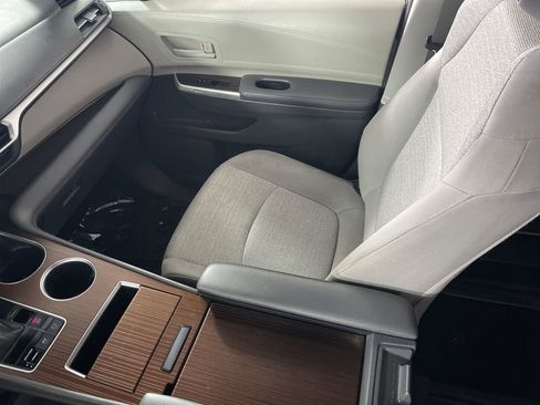 Used 2022 Toyota Sienna LE image 23