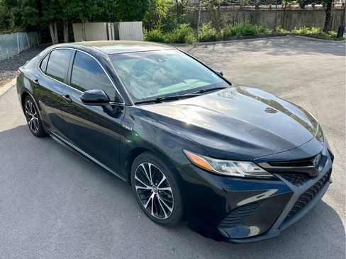 Used 2019 Toyota Camry SE image 3