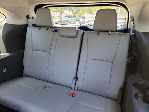Used 2023 Toyota Highlander XLE FWD image 11