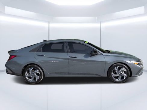 Used 2025 Hyundai Elantra Sport FWD image 2
