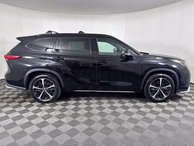 Used 2021 Toyota Highlander XSE AWD/4WD image 2