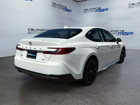 Used 2025 Toyota Camry SE AWD/4WD image 5
