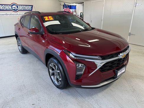 Used 2025 Chevrolet Trax LT w/ LT Convenience Package FWD image 11