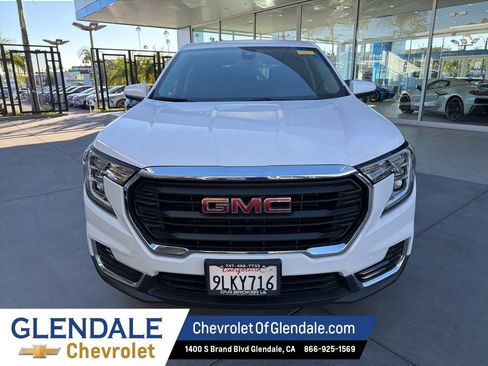 Used 2024 GMC Terrain SLE image 2