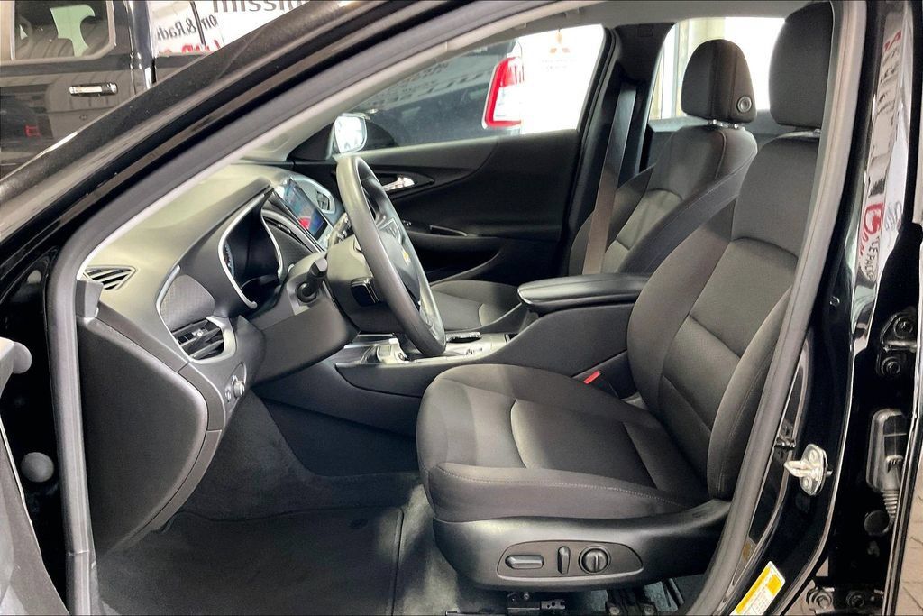 Used 2024 Chevrolet Malibu LT FWD image 3