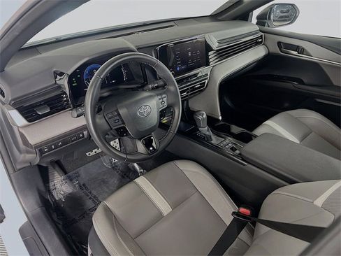 Used 2025 Toyota Camry SE image 10