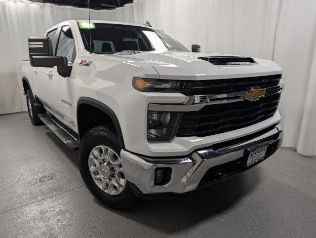 Used 2026 Chevrolet Silverado 2500 LT AWD/4WD image 2