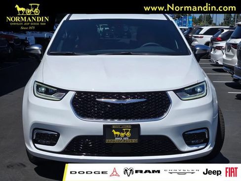 New 2026 Chrysler Pacifica Pinnacle w/ Trailer Tow Group FWD image 2