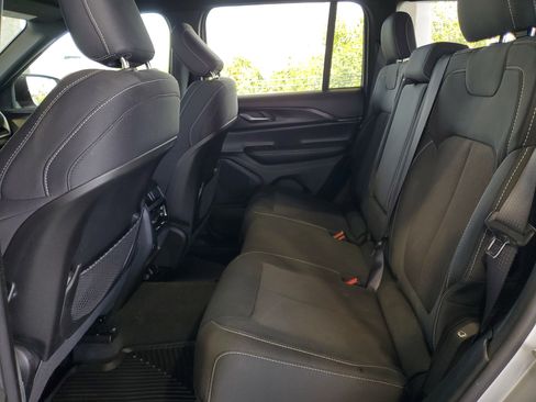 Used 2024 Jeep Grand Cherokee Laredo image 9