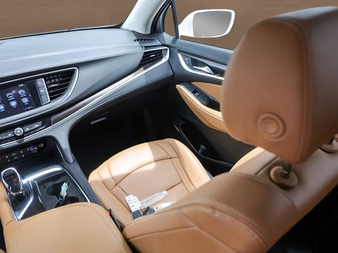 Used 2019 Buick Enclave Essence FWD image 27