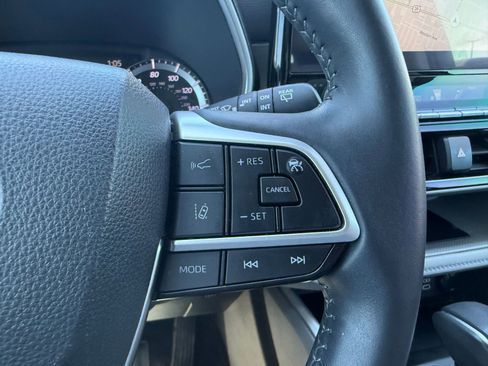 Used 2024 Toyota Highlander XLE image 19