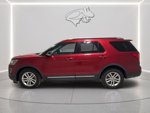 Used 2016 Ford Explorer XLT w/ Equipment Group 202A image 3
