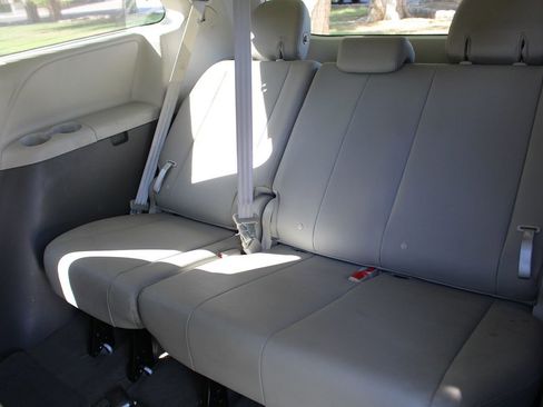 Used 2017 Toyota Sienna XLE Premium image 13